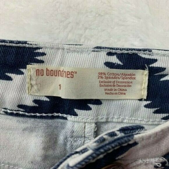No Boundaries Juniors Shorts Size 1 Navy White Lace Trim - Picture 2 of 3